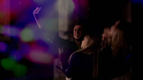 Τέσσερις Φίλοι Λήψη Selfie Smartphone Στο Νυχτερινό Κέντρο Διασκέδασης Της — Φωτογραφία Αρχείου