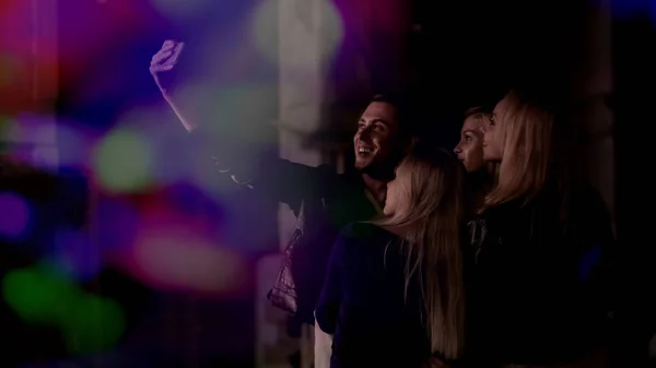 Τέσσερις Φίλοι Κάνοντας Selfie Στο Smartphone Στο Νυχτερινό Κέντρο Διασκέδασης — Φωτογραφία Αρχείου