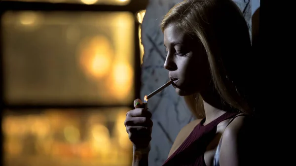 Linda Sexy Feminino Iluminação Cigarro Vida Noturna Hábitos Nocivos — Fotografia de Stock