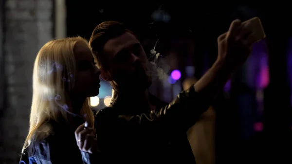 Ungt Par Rökning Och Selfie Mörk Gränd Natt Klubb Bakgrunden — Stockfoto