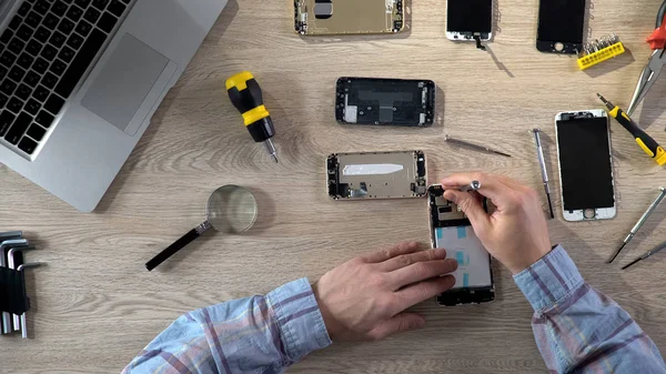 Especialistas Reparo Atualizando Mantendo Gadgets Examinando Telefones Quebrados — Fotografia de Stock