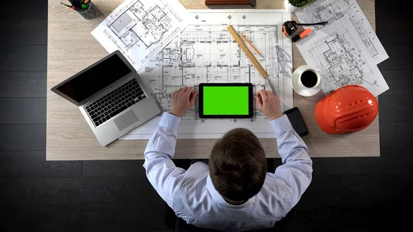 緑色の画面のタブレットを使用してプロジェクトをビルドのオンライン レイアウト表示エンジニア — ストック写真