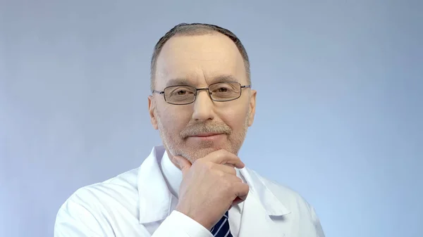 Professioneller Arzt Lächelt Freundlich Posiert Für Die Kamera Hochwertige Klinikdienstleistungen — Stockfoto