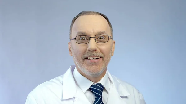 Aufregung Glücklichen Gesicht Eines Männlichen Arztes Überrascht Von Guten Karrierechancen — Stockfoto