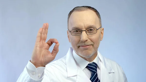 Männlicher Arzt Lächelt Zeigt Geste Ist Sich Der Erfolgreichen Behandlungsergebnisse — Stockfoto