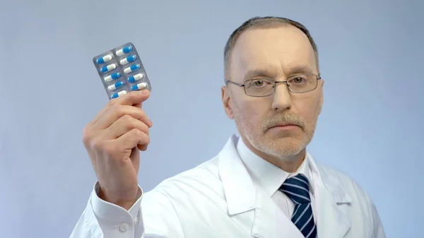 Súlyos Orvos Tabletták Kezében Tartja Ajánló Hatékony Gyógyszeres Kezelés — Stock Fotó