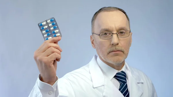 Médico Sério Segurando Pílulas Mão Recomendando Medicação Eficaz — Fotografia de Stock