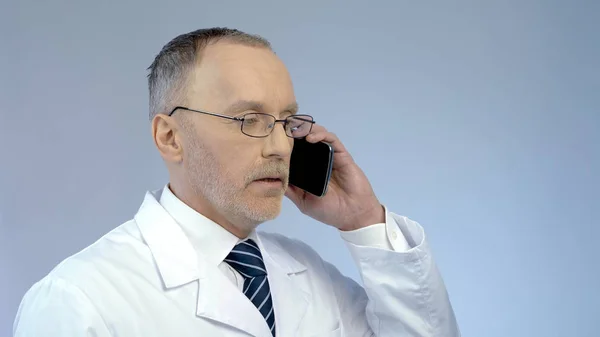 Doctor Using Cellphone Arrange Meeting Remotely Monitoring Treatment Process — Stock Photo, Image