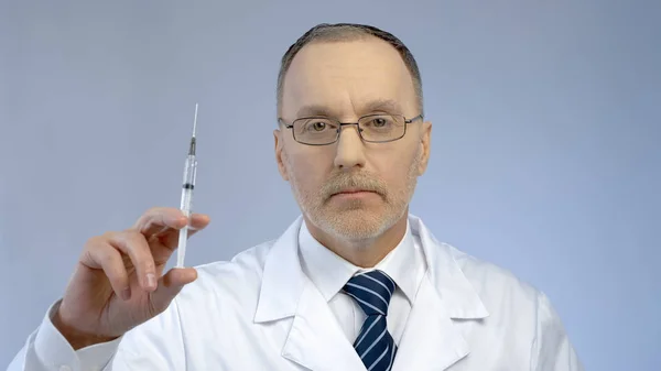 Seringue Médecin Sérieux Prête Faire Une Injection Vaccin Épidémie Grippe — Photo