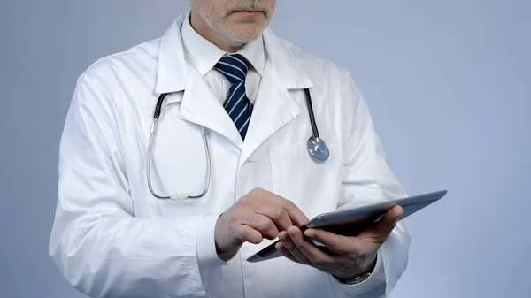 Therapeut Verwendet Tablet Patientenakte Oder Labortestergebnisse Überprüfen — Stockfoto