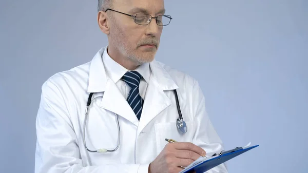 Médico Con Rostro Serio Escribiendo Documentos Papel Manteniendo Registros Médicos — Foto de Stock