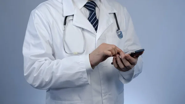 Male Doctor Typing Message Modern Smartphone Using Smart Gadget Work — Stock Photo, Image