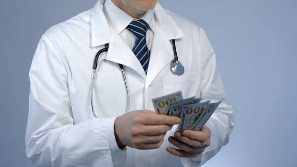 Médico Contando Pacote Dinheiro Medicina Cara Clínica Privada Suborno — Fotografia de Stock