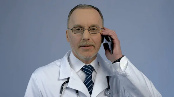 Arzt Ruft Patient Ärztlicher Beratungsdienst Telefonisch Gesundheitsversorgung — Stockfoto