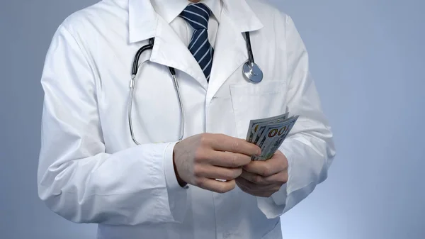 Mannelijke Arts Tellen Geld Betaald Gezondheidszorgdiensten Privé Kliniek Omkopen — Stockfoto