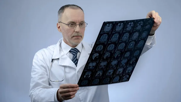 Neurocirujano Profesional Que Comprueba Imagen Cerebral Resonancia Magnética Tratamiento Dolor — Foto de Stock