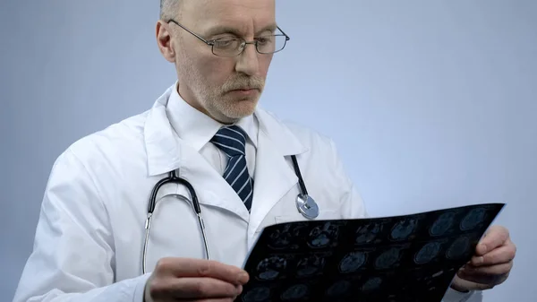 Terapeuta Masculino Con Experiencia Mirando Los Pacientes Escaneo Cerebral Comprobando — Foto de Stock