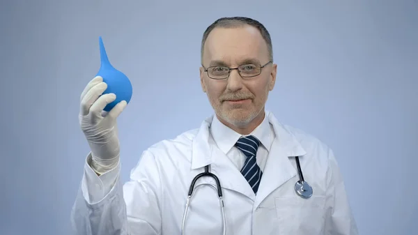 Kauçuk Şırınga Gösterilen Kameraya Bakarak Mutlu Gülümsüyor Proktoloji Doktor — Stok fotoğraf