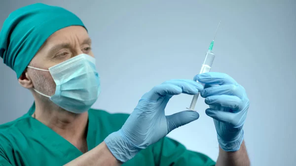 Anästhesist Gesichtsmaske Überprüft Spritze Für Injektion Operationssaal — Stockfoto