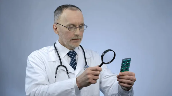 Médico Olhando Para Pacote Pílulas Através Lupa Medicação Falsificada — Fotografia de Stock