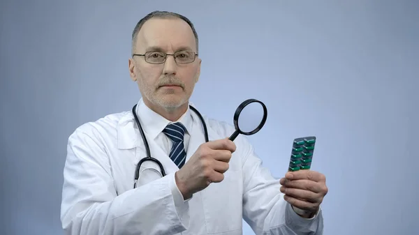 Médico Examinando Pacote Pílulas Com Lupa Medicação Falsificada — Fotografia de Stock