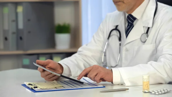 Männlicher Arzt Der Informationen Über Tablet Online Konsultation Gesundheitswesen Betrachtet — Stockfoto