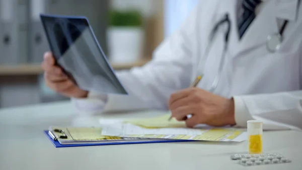 Terapeuta Analizando Radiografía Pulmonar Del Paciente Para Anotar Diagnóstico Tratamiento — Foto de Stock