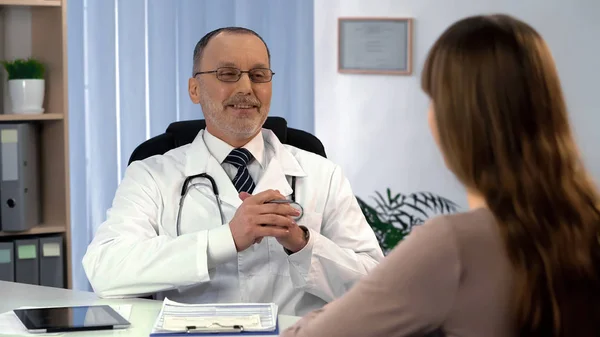 Arzt Zufrieden Mit Behandlungsergebnis Gespräch Mit Patientin Genesung — Stockfoto