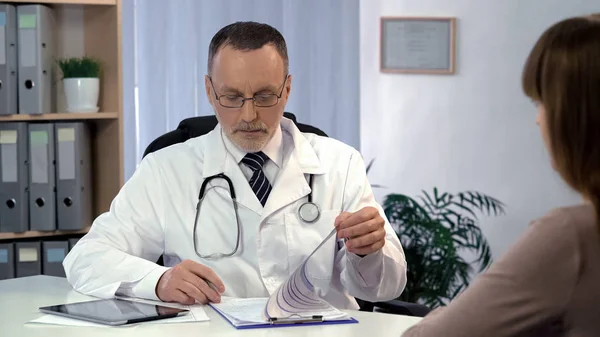 Dokter Membaca Formulir Pendaftaran Memeriksa Analisis Memberitahu Diagnosis Kepada Perempuan — Stok Foto