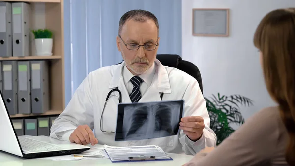 Gözlem akciğer röntgeni, tanı için tüberküloz risk bekleyen hasta doktor