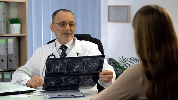 Médico Que Informa Paciente Sobre Los Buenos Resultados Radiografía Vasos —  Fotos de Stock