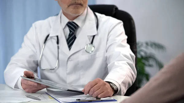 Médico Revisando Los Datos Los Pacientes Comprimido Manteniendo Registros Médicos —  Fotos de Stock