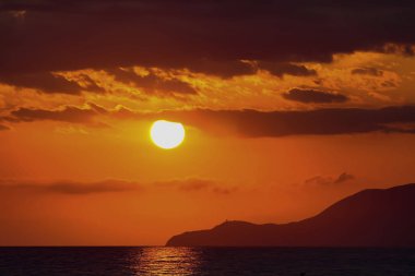 İtalya 'nın Tuscany, Marina di Grosseto, Castiglione Della Pescaia, İtalya üzerinde dramatik günbatımı gündoğumu