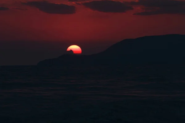 Atardecer dramático amanecer sobre la costa tirrenea italiana, Toscana, Marina di Grosseto, Castiglione Della Pescaia, Italia — Foto de Stock