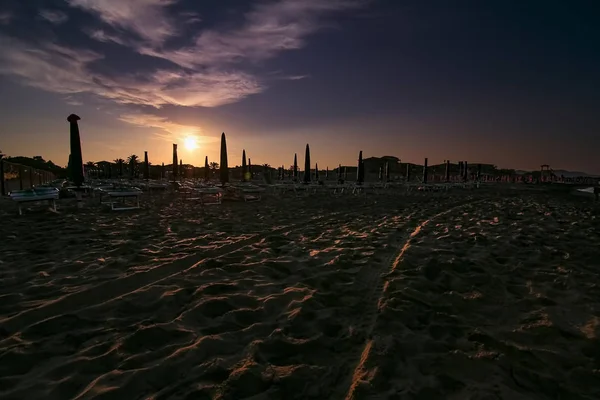 Drammatico tramonto all'alba sulla costa tirrenica italiana, Toscana, Marina di Grosseto, Castiglione Della Pescaia, Italia — Foto Stock