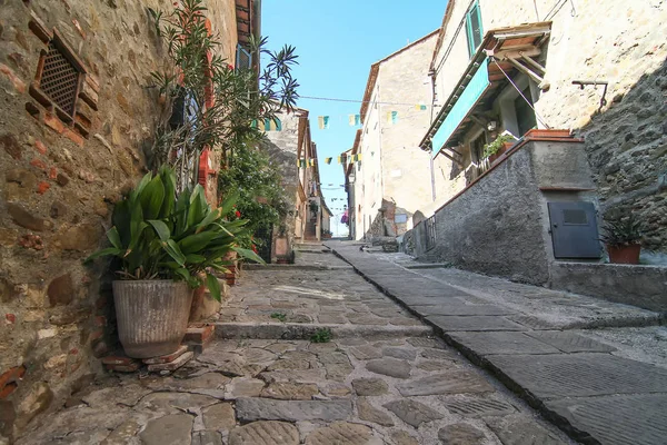 Monumenti storici edifici di strada, Toscana, Marina di Grosseto, Castiglione Della Pescaia, Italia — Foto Stock