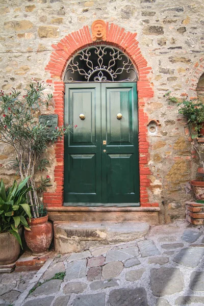 Zabytki historyczne budynki uliczne, Toskania, Marina di Grosseto, Castiglione Della Pescaia, Włochy — Zdjęcie stockowe