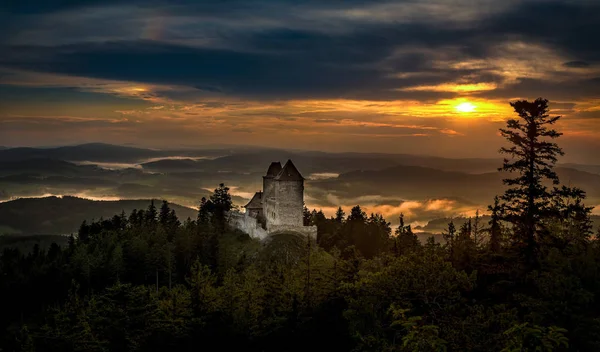 Solnedgång i Kasperk slott, Sumava, Tjeckien. Kall dag i Sumava Nationalpark, kullar och byar i dimman, dimmig utsikt över tjeckiskt landskap, kvällsscen. — Stockfoto