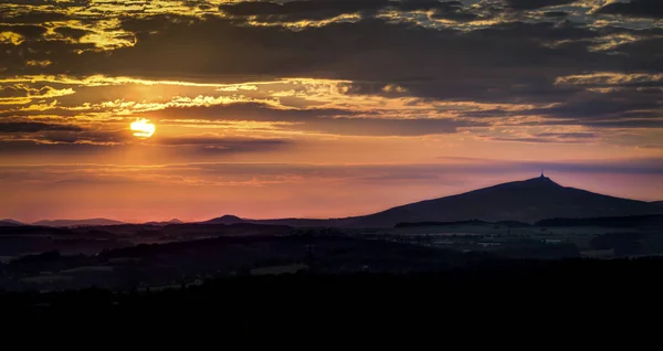 Dramatisk solnedgång soluppgång himmel med Jested ås silhuett. — Stockfoto