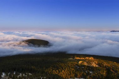 Jested dağ kenti Liberec, Çek Cumhuriyeti, kar ve kış ve füniküler manzara.