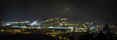 Liberec şehrinin gece görüşü. Işıklar şehri. Tepe ışıldayan kasabanın üzerinde şakalaştı.