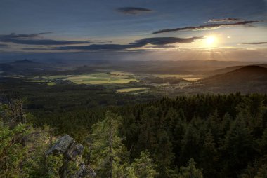 Çek Cumhuriyeti 'nin Liberec kenti yakınlarındaki Jested Dağı' nda Gündoğumu ve Ters Dönüşüm.