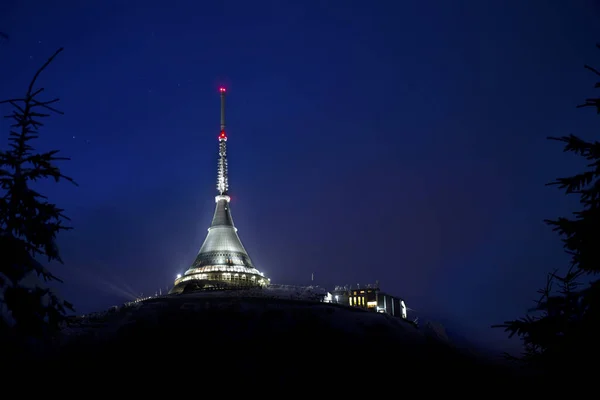 Torre de vigia jested na noite, Liberec, Bohemia, República Checa . — Fotografia de Stock