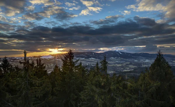 Dramatisk Liberec solnedgång himmel med upplysta moln i bergen. Mörksvart siluett av bergskammen och Jested sändare tornet längst ner. — Stockfoto