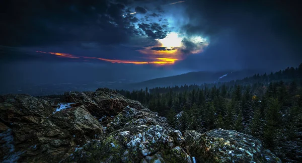 Dramatisk solnedgång himmel med upplysta moln i bergen. Mörksvart siluett av fjällås och Jested sändartorn längst ner, mörk, vinter, nihgt. — Stockfoto