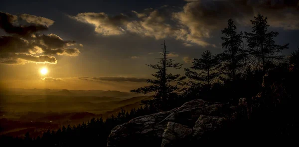 Východ a obrácení slunce na Ještědu nedaleko města Liberec, Česká republika, sníh a zima a pohled na lanovku, sněhové korály. — Stock fotografie