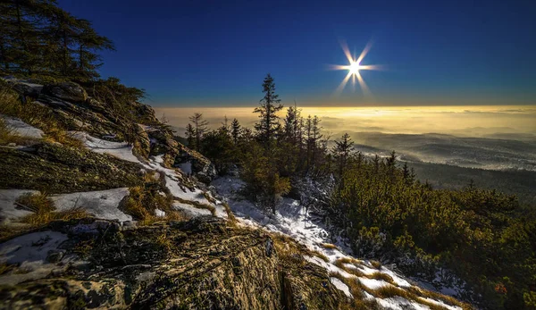 Východ a obrácení slunce na Ještědu nedaleko města Liberec, Česká republika, sníh a zima a pohled na lanovku. — Stock fotografie
