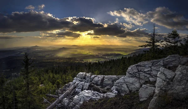 Soluppgång och inversion på Jested berg nära staden Liberec, Tjeckien, snö och vinter och utsikt över bergbanan, snö koraller. — Stockfoto