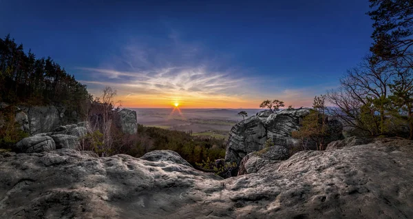 Drabske Svetnicky, Чеська Республіка, велике місце з дивовижним видом, схід сонця — стокове фото