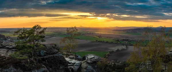 Drabske Svetnicky, Tjeckien, Stor plats med en fantastisk utsikt, solnedgång soluppgång — Stockfoto